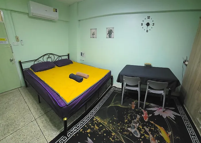 Spacious Studio With Private Kitchen Near Skytrain