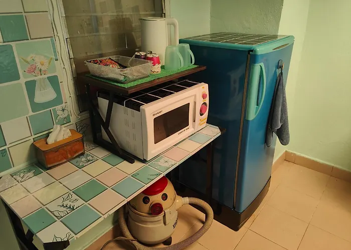 Spacious Studio With Private Kitchen Near Skytrain