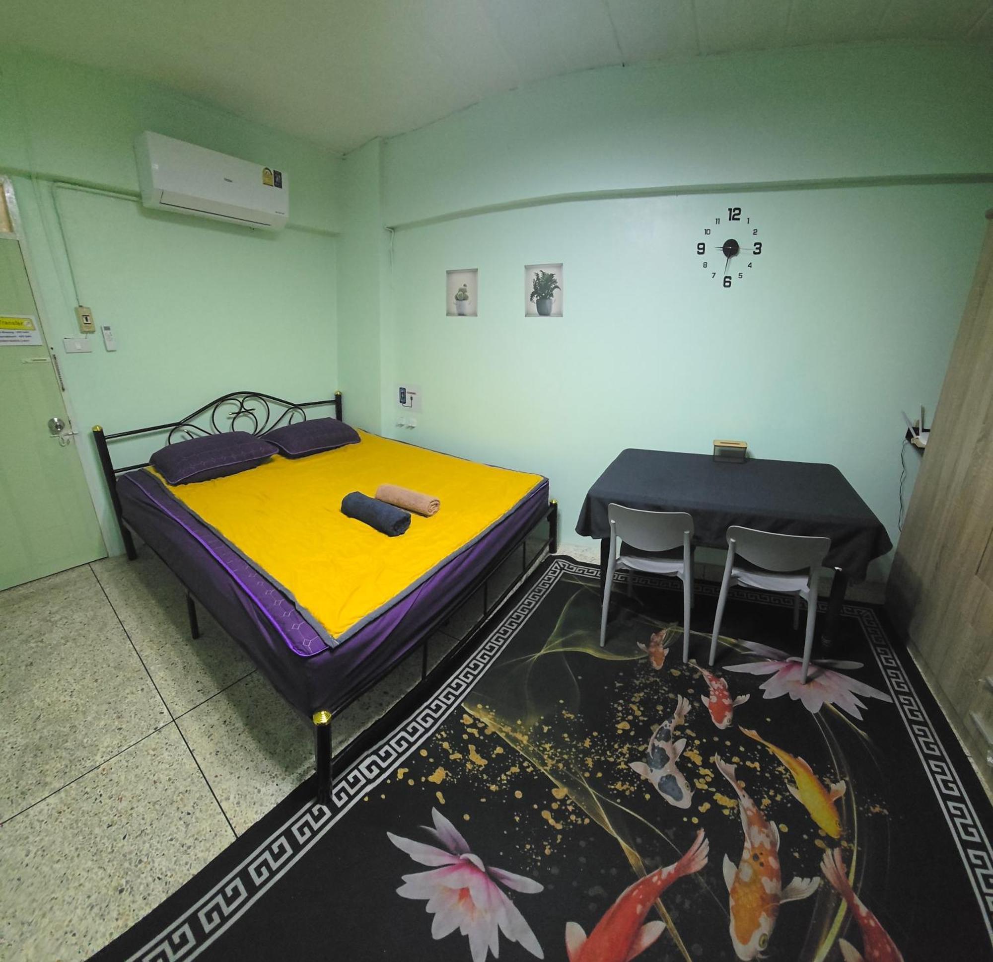 อพาร์ทเม้น Spacious With Private Kitchen Near Skytrain